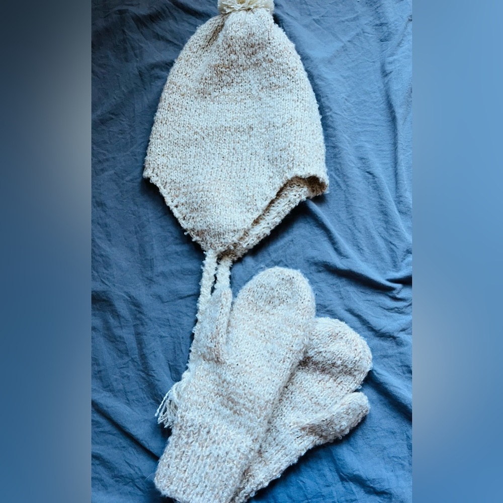 Beige Mittens & Hat